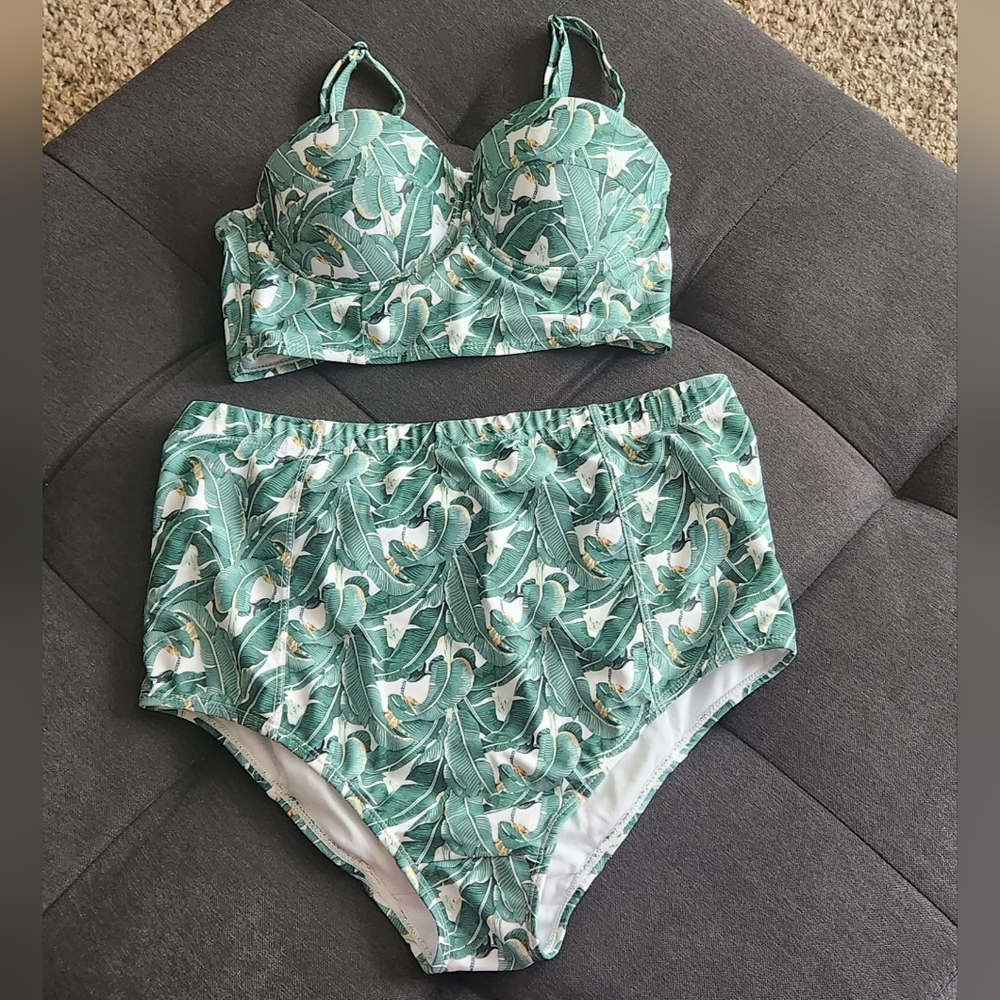Cupshe Swimsuit Bikini Kingdom & State Small top Large bottom green & white